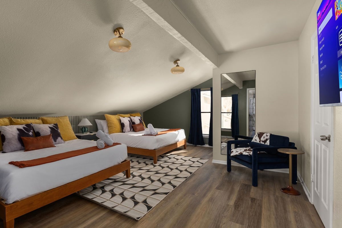 Luxury House | Blackout drapes, iron/ironing board, free WiFi