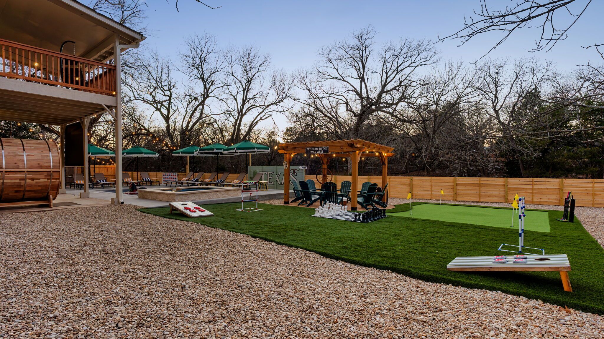 Un jardin avec une piscine, un espace salon extérieur, une table de ping-pong et un terrain d’entraînement au golf.