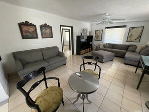 Smart TV, fireplace, books - La Casita del Valle. Private Home w/ Pool & Jacuzzi Sleeps 10 (El Porvenir)