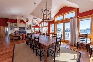 Dining - Gertrude's Breakaway - Corolla, Ocean View, 45 Yds to Beach, Elevator, Pool, Tiki Bar, Hot Tub (Corolla)