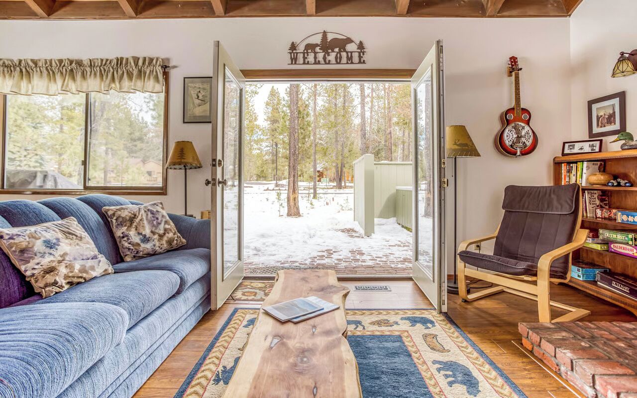 TV connectée, cheminée, livres, écrans d'ordinateur