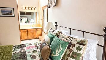 3 bedrooms, desk, iron/ironing board, travel cot