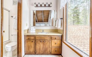 Secadora de cabello, toallas, jabón, shampoo 