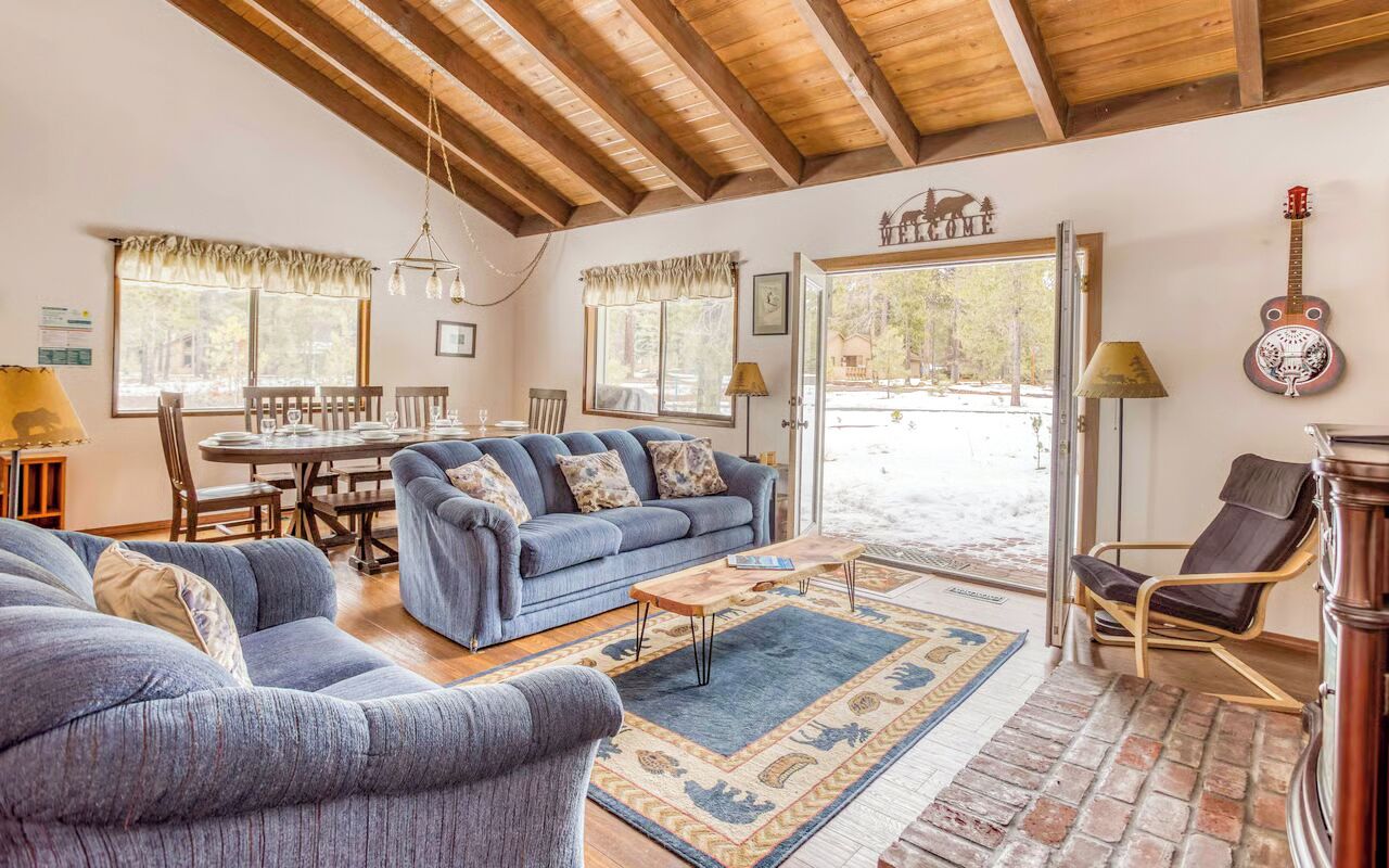 Älytelevisio, takka, kirjoja, tietokoneen näyttö