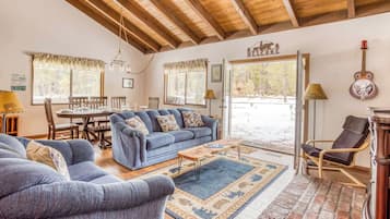 TV connectée, cheminée, livres, écrans d'ordinateur