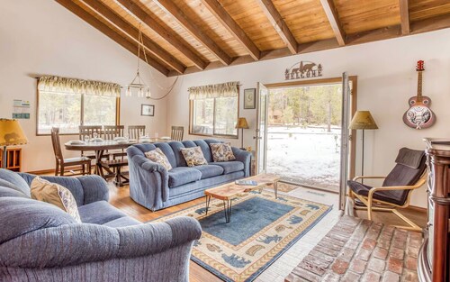 Sunriver retreat w/ hot tub, SHARC passes, pet-friendly