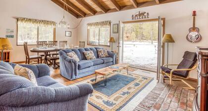 Sunriver retreat w/ hot tub, SHARC passes, pet-friendly