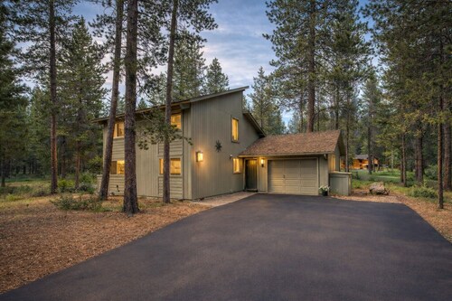 Sunriver retreat w/ hot tub, SHARC passes, pet-friendly