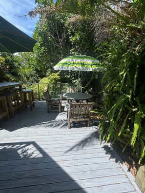 Outdoor dining - Oasis Hideaway (Waiheke Island)