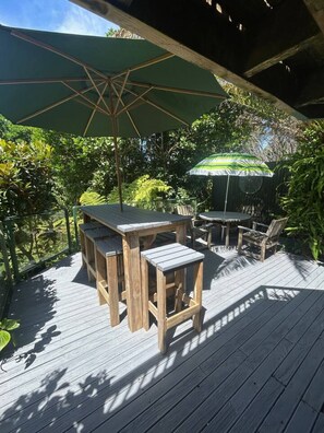 Outdoor dining - Oasis Hideaway (Waiheke Island)