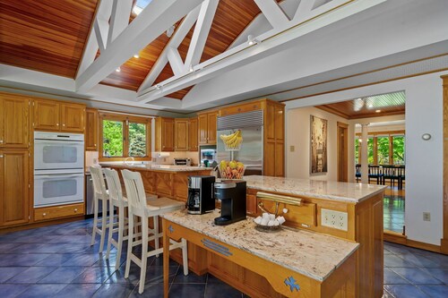 Park-like in Clifton Park! Lovely spacious 6-bedroom house with AC