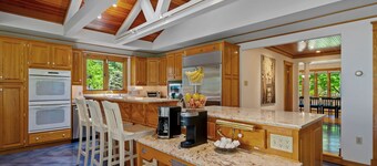 Park-like in Clifton Park! Lovely spacious 6-bedroom house with AC