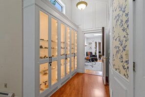 Interior - Park-like in Clifton Park! Lovely spacious 6-bedroom house with AC (Clifton Knolls-Mill Creek)