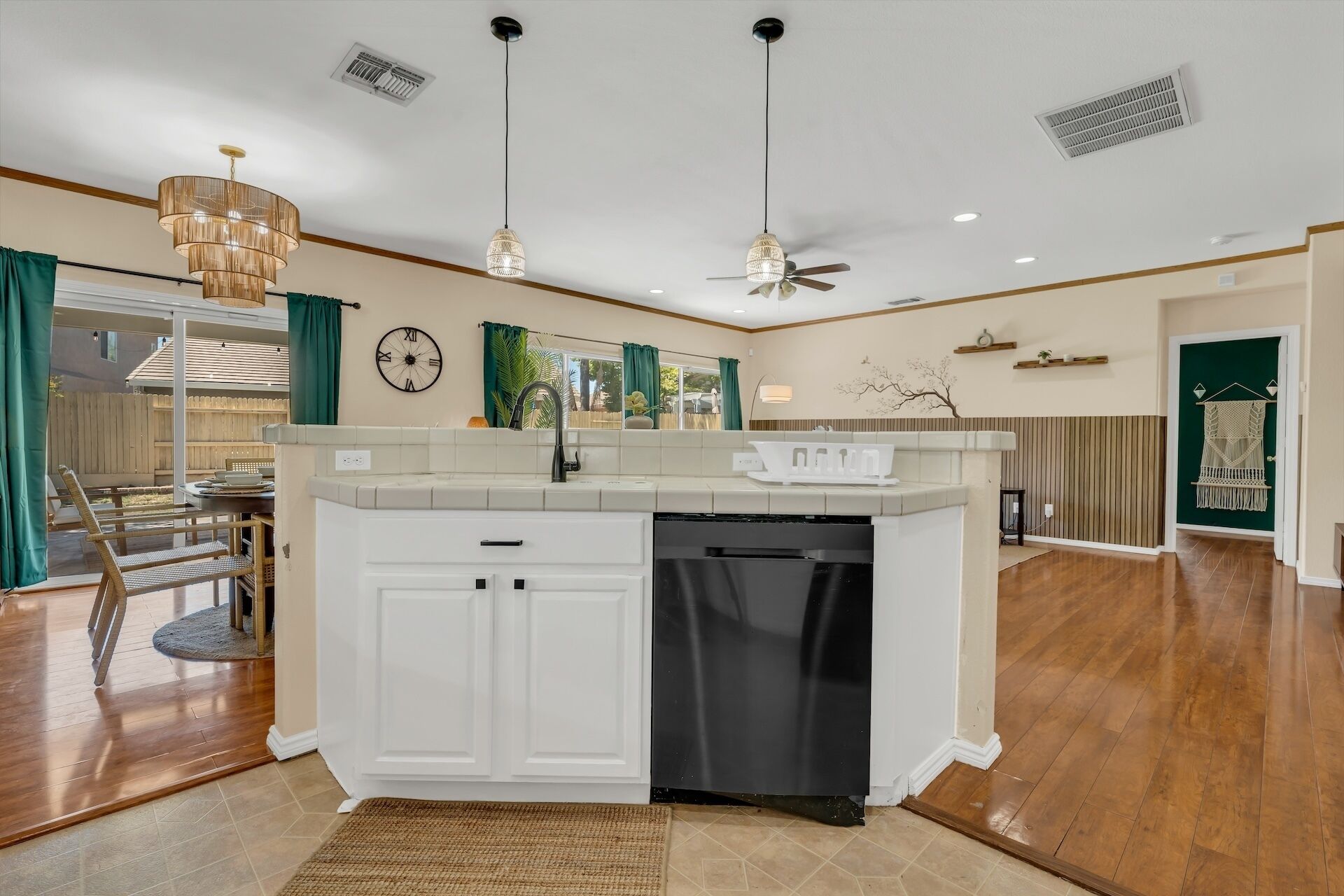 Køleskab, mikrobølgeovn, ovn, kogeplade