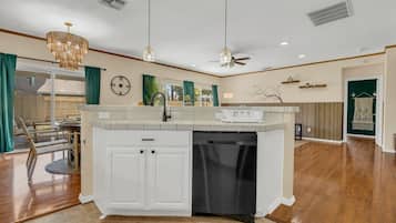 Køleskab, mikrobølgeovn, ovn, kogeplade