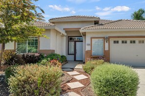 Exterior - Tremendous 3-bedroom house with AC in pleasant Elk Grove (Elk Grove)