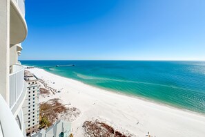 På stranden