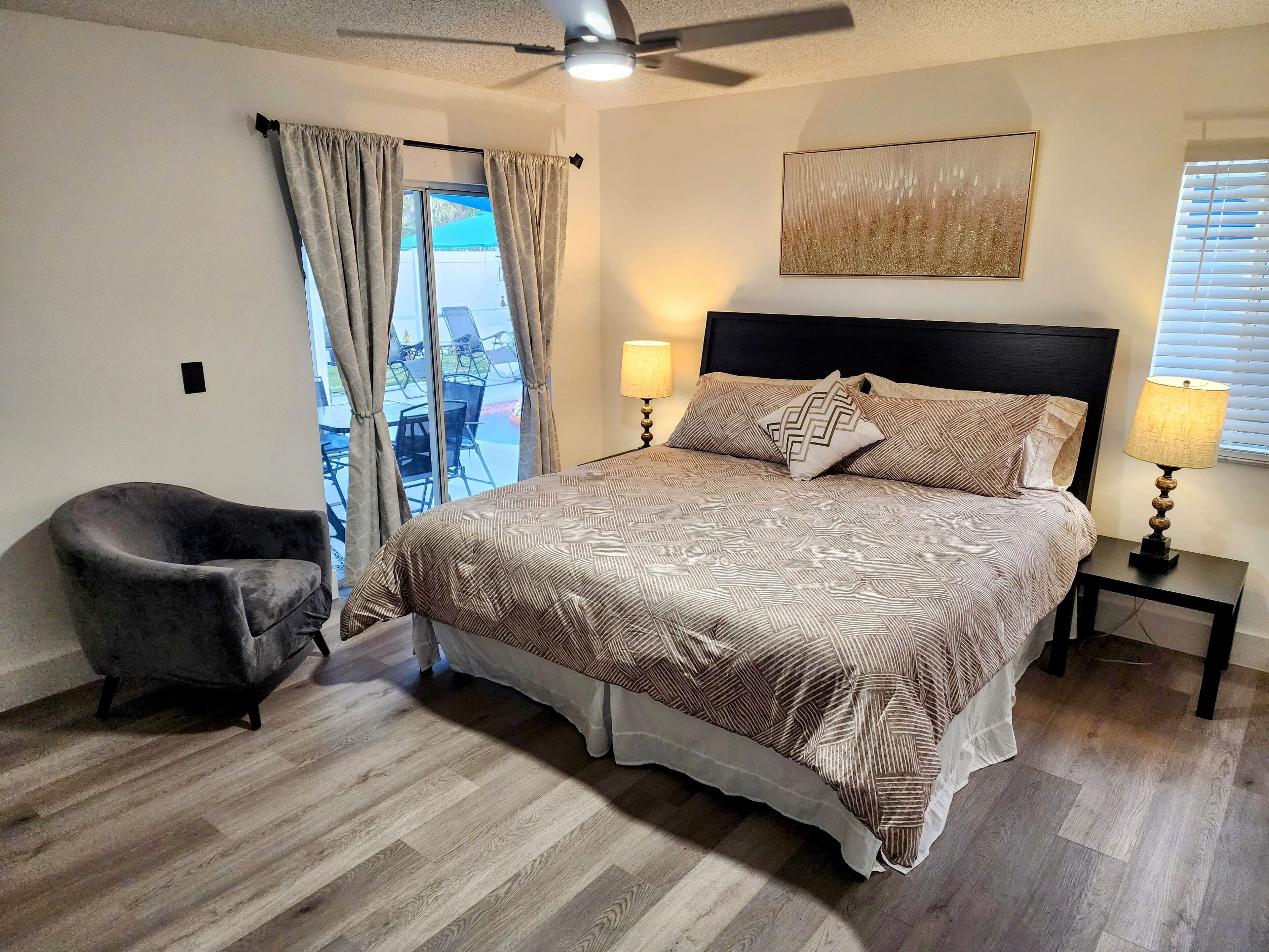 3 habitaciones, escritorio y tabla de planchar con plancha 