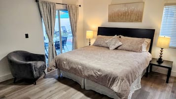 3 habitaciones, escritorio y tabla de planchar con plancha