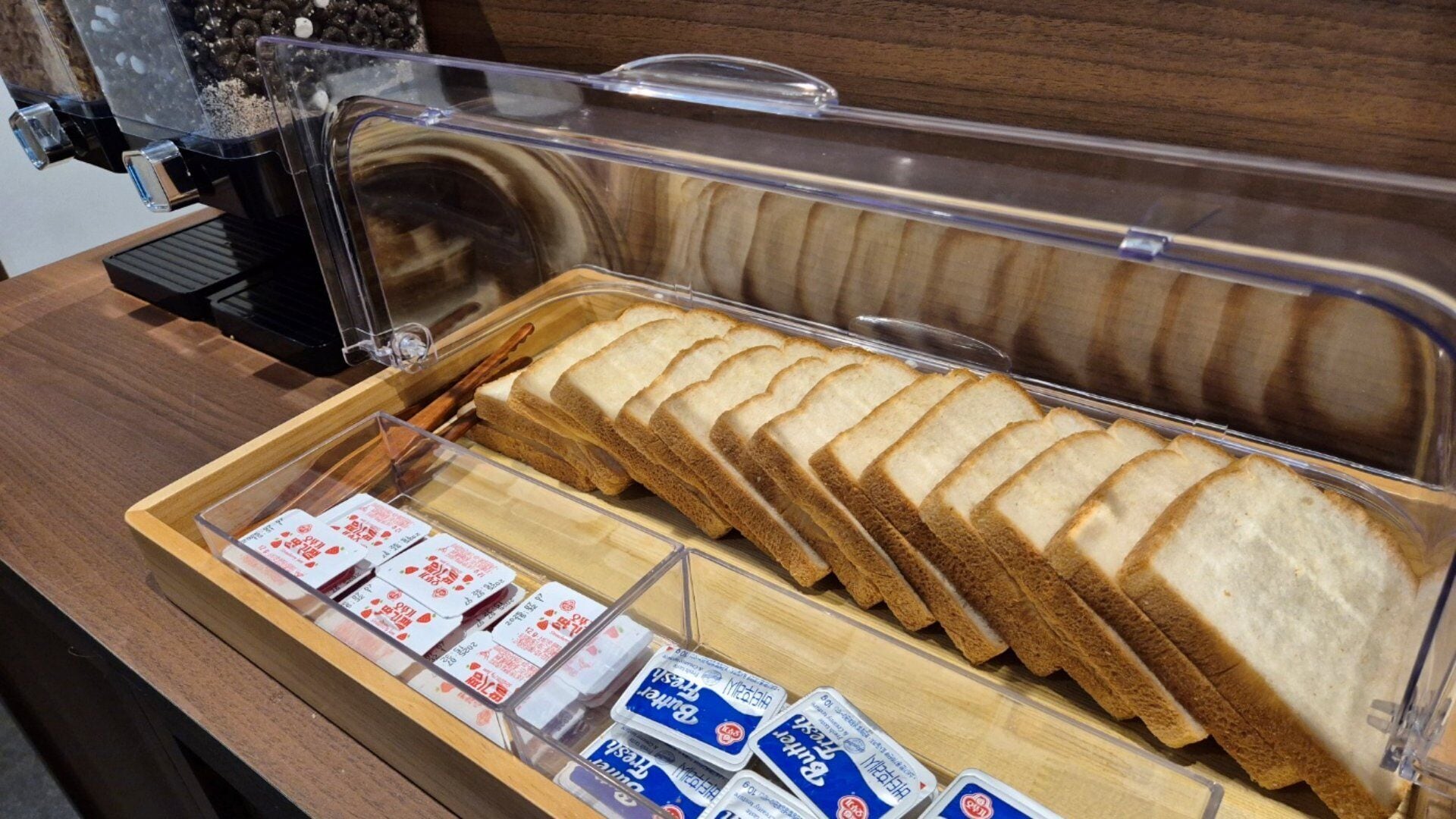 Aamiainen tarjoillaan buffetpöydästä, ja valikoimaan kuuluu viipaloitua leipää sekä pakattuja levitteitä.