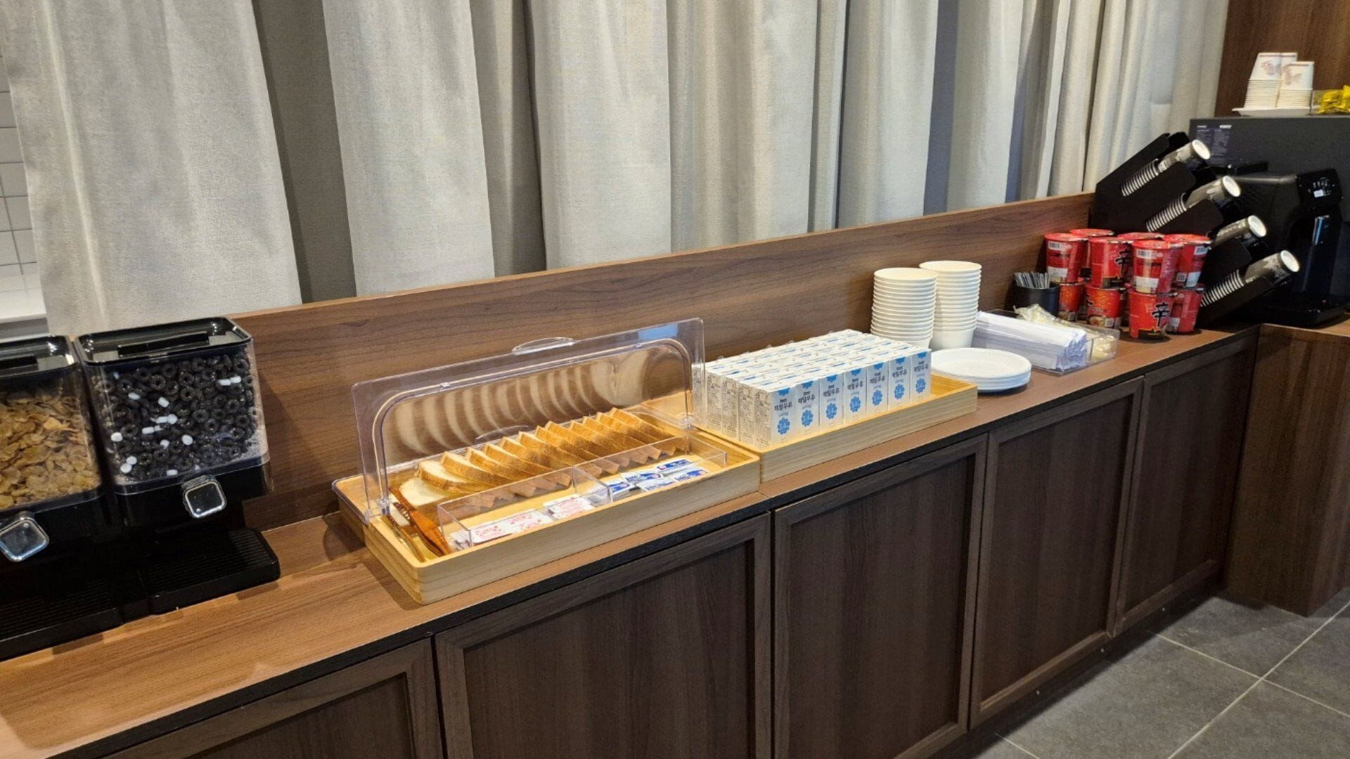Un montaje tipo bufé con diferentes alimentos y bebidas.
