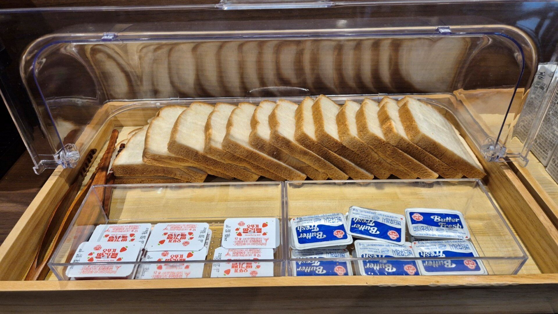 Una vitrina con rebanadas de pan y paquetes de mantequilla.
