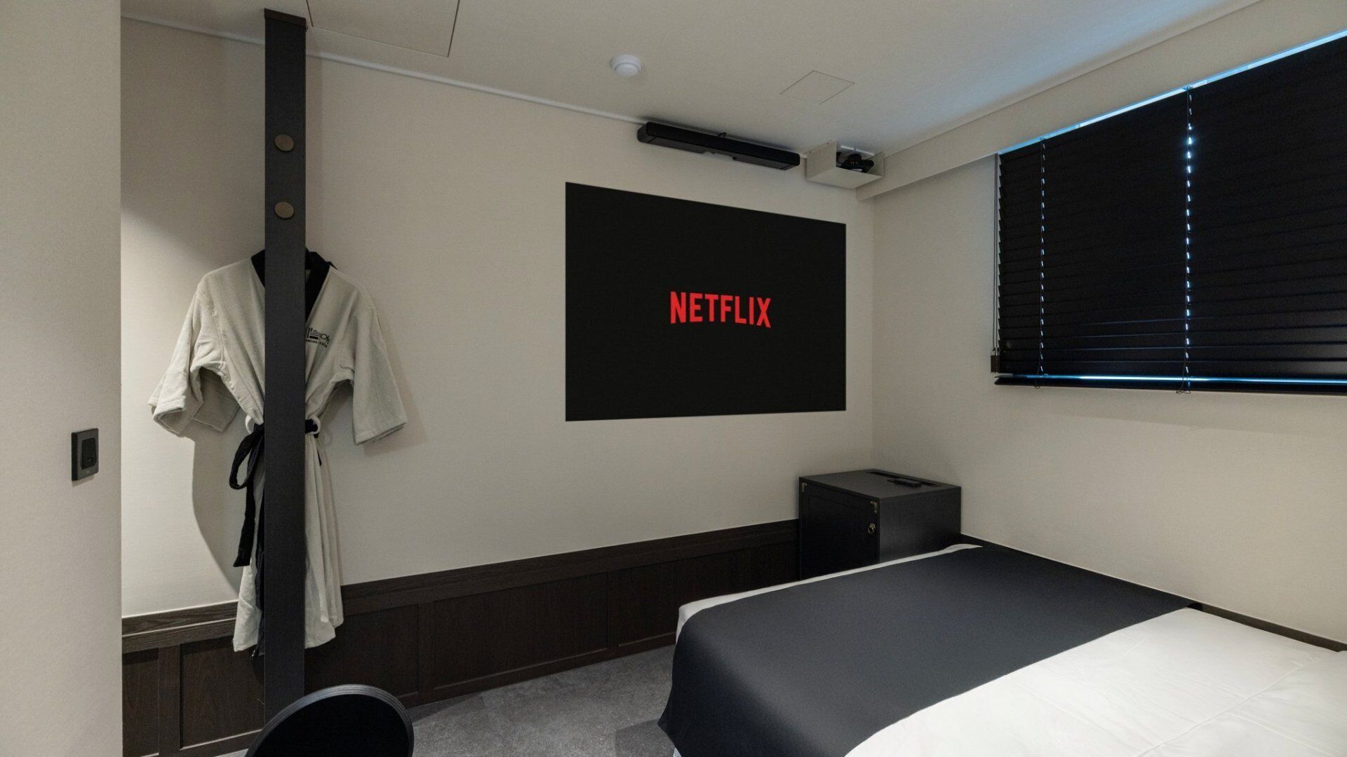 Movie B | Blackout curtains, soundproofing, free WiFi