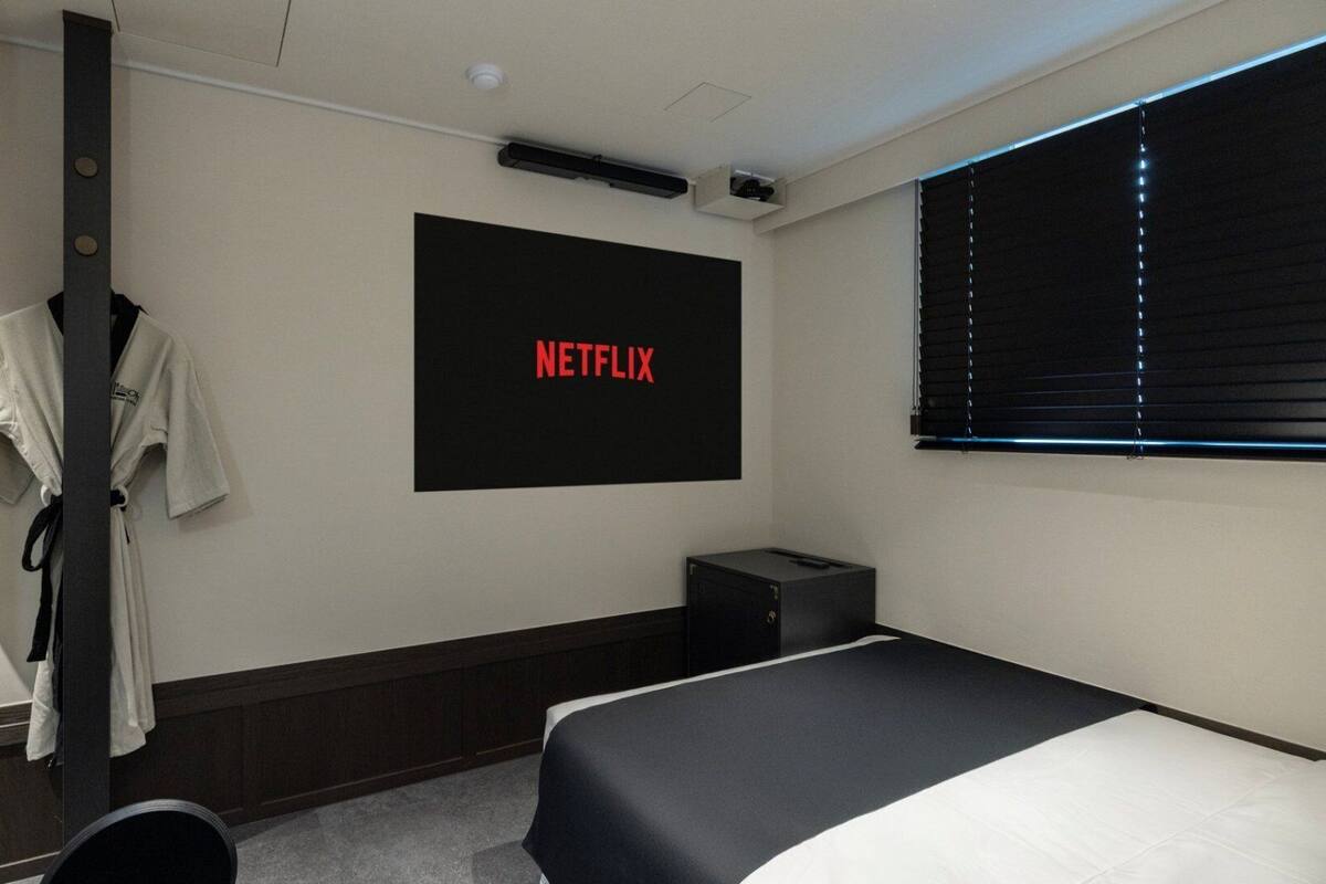 Movie B | Blackout curtains, soundproofing, free WiFi