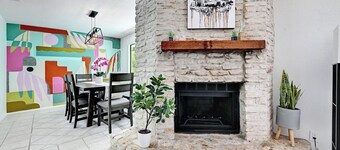 บ้าน 3 ห้องนอนโมเดิร์นในออสตินที่มีชีวิตชีวา พร้อมสระว่ายน้ำ