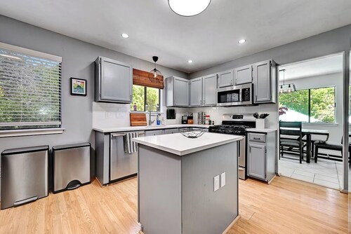 Modern 3BR Home in Vibrant Austin Pool