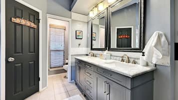 Luxury House, Private Pool | Bathroom | Free toiletries, soap, shampoo, toilet paper