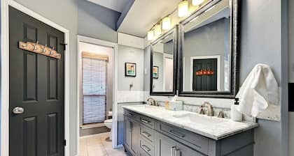 Modern 3BR Home in Vibrant Austin Pool