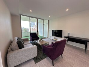 TV - Spacious City View 3BR Loft Apartment | Parking*2 (Mascot)