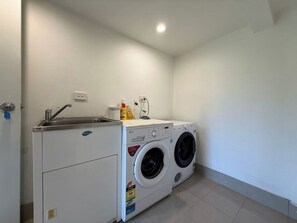 Interior - Comfortable Private Room 12 Mins to Train and Metro (Chatswood)