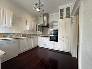Fridge, microwave, oven, stovetop - Comfortable 3BR House Unit in Chatswood w/Parking (Chatswood)