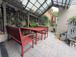 Outdoor dining - Little Hideaway Studio | 12 Mins to Train and Metro (Chatswood)