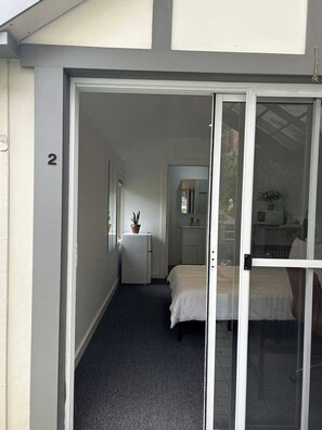 Een bureau, wifi, beddengoed