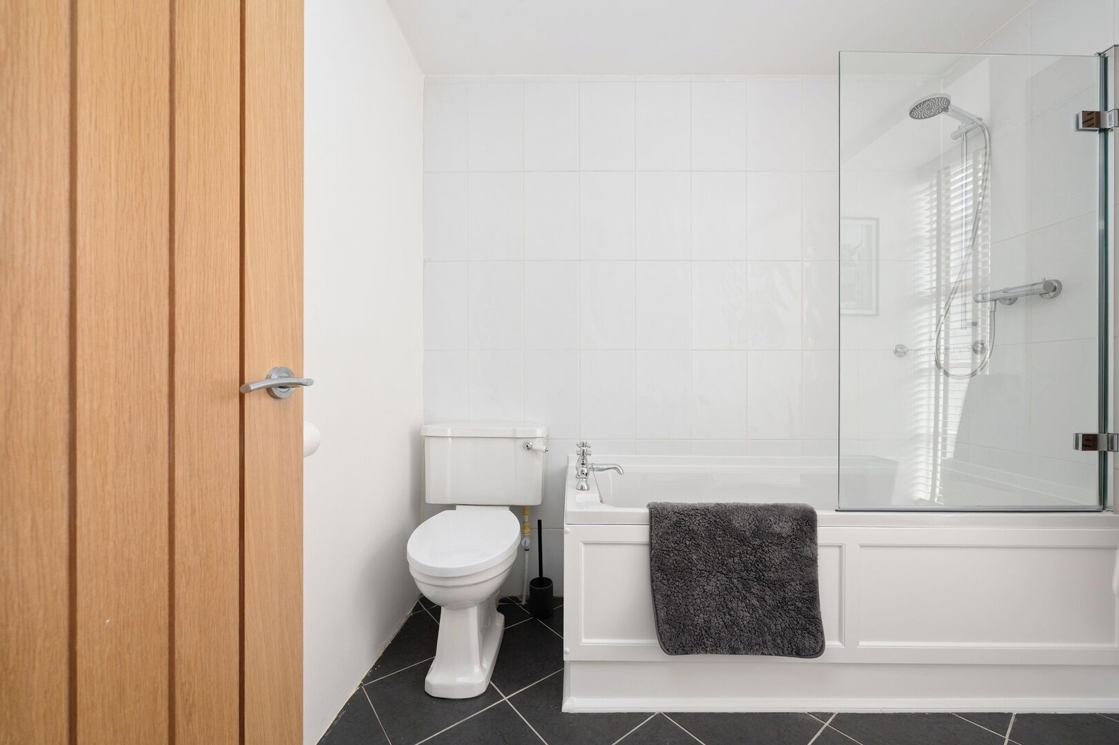Ein Badezimmer mit Toilette, Badewanne und Dusche.