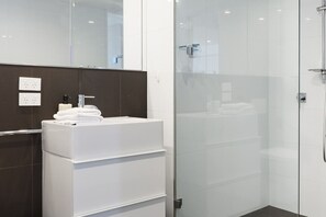Douche, sèche-cheveux, serviettes fournies