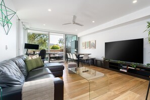 TV, offices - Quiet Modern Apartment in Prime Location (Reid)