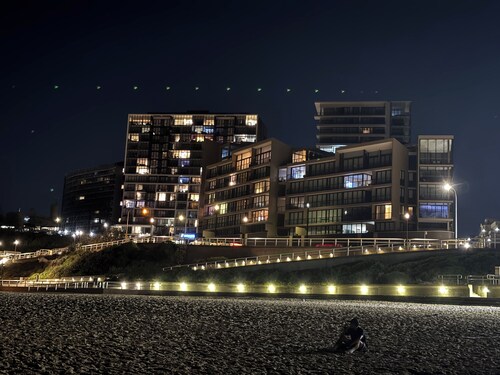 
Luxurious Beachside Retreat: Modern Comfort in Newcastle's Heart