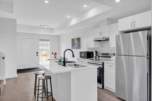 Fridge, microwave, oven, stovetop - Bridgeland Hillside Charm (Calgary)