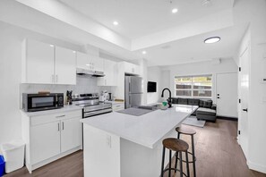 ثلاجة، ميكروويف، فرن، موقد طهي مسطح