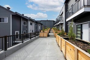 المنطقة المحيطة بالمنشأة