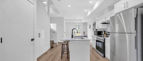 Réfrigérateur, micro-ondes, four, plaque de cuisson