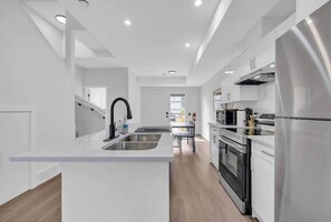 Fridge, microwave, oven, stovetop - City Center Get away (Calgary)