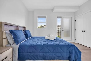 Caja de seguridad en la habitación y tabla de planchar con plancha 