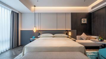 Cofres nos quartos, cortinas blackout, quartos à prova de som