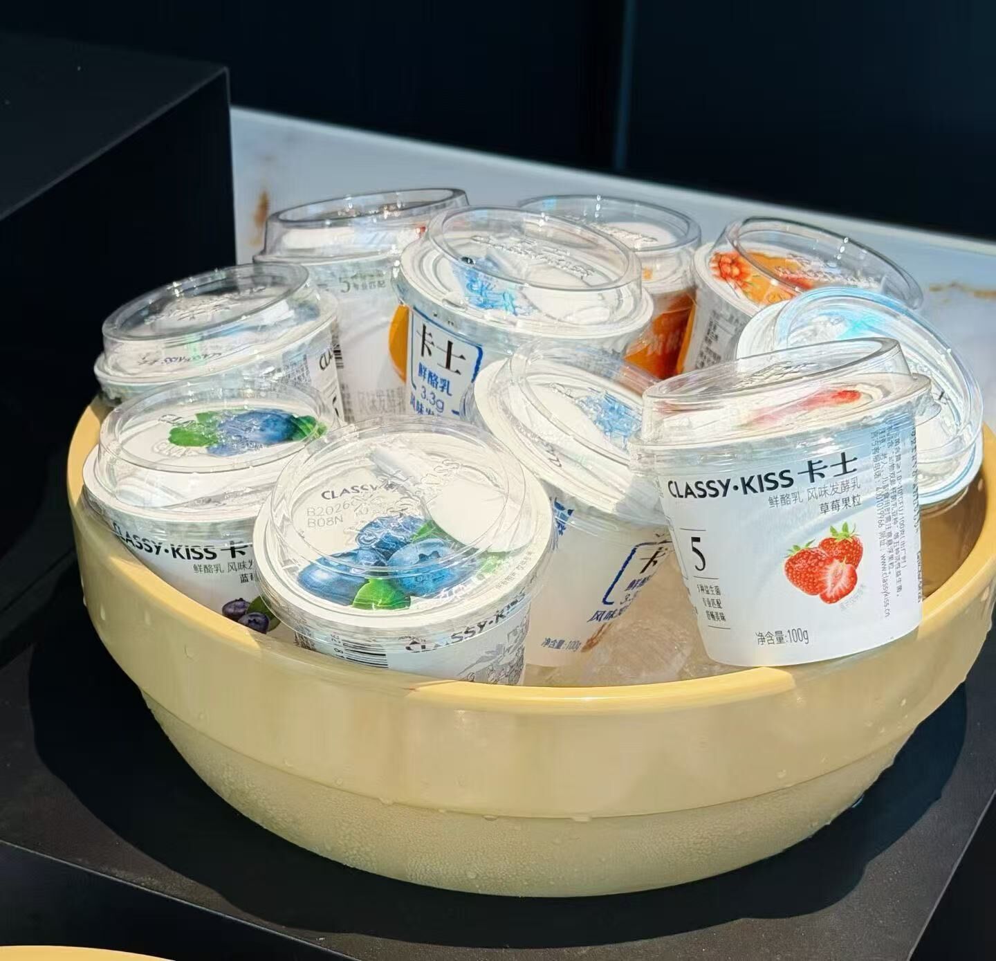 Mostra de diversos aliments envasellats en un contenidor groc.