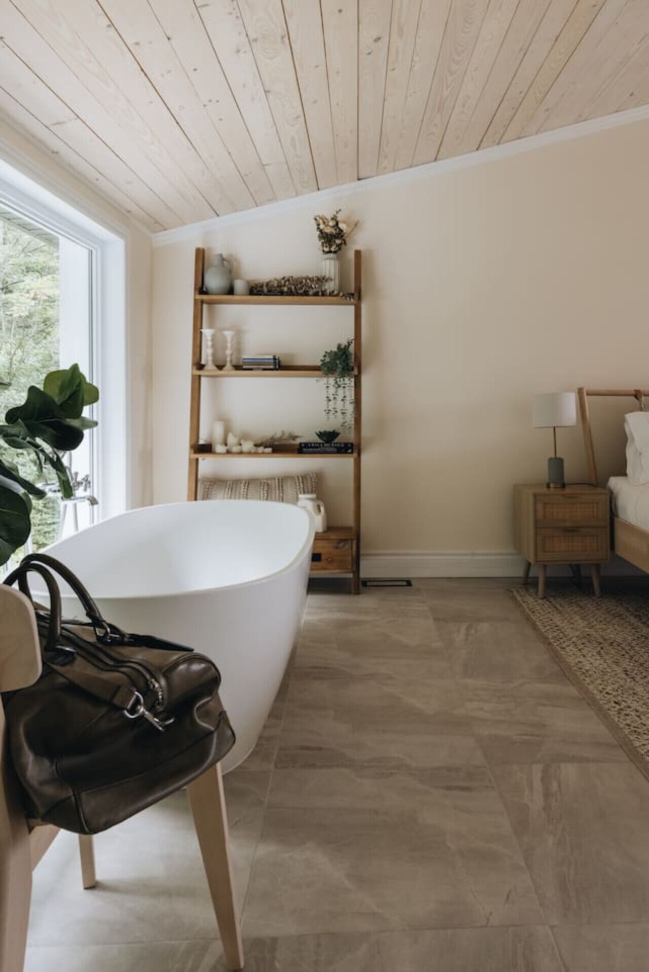 Bureau, fer et planche à repasser, lit parapluie, Wi-Fi